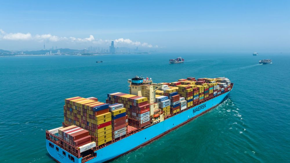 Schiffahrt im Wandel - Effizient, aber noch nicht nachhaltig Containerschiff beginnt seine Reise ins offene Meer