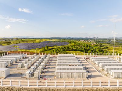 Energiespeicherkraftwerke mit Solarpanelen im Hintergrund
