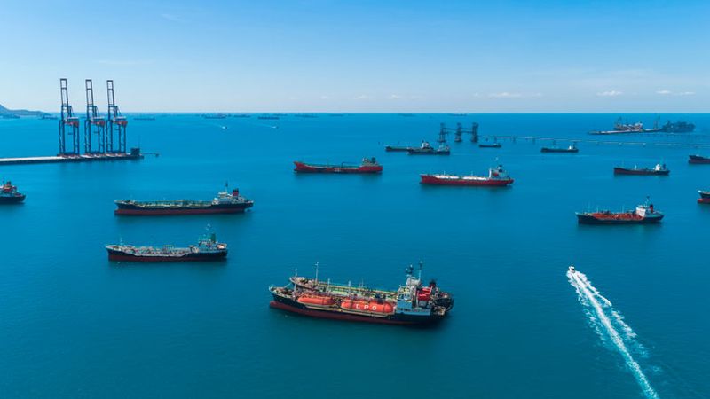 Iran-Krieg stoppt Kursrallye Emerging Markets Ausblick mit parkenden Schiffen in der Strasse von Horums