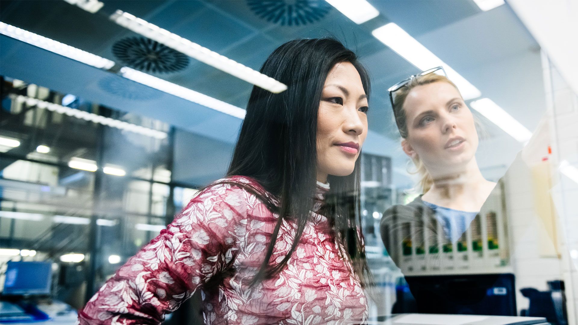 Investment-Trends: Megatrends Investment-Trends: Megatrends- 2 Frauen schauen auf einen Bildschirm