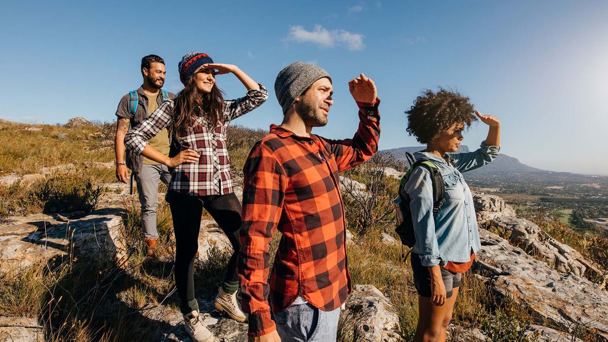 Investmentprozess Nachhaltig investieren: Eine Gruppe Wanderer blickt gegen die Sonne in die Ferne