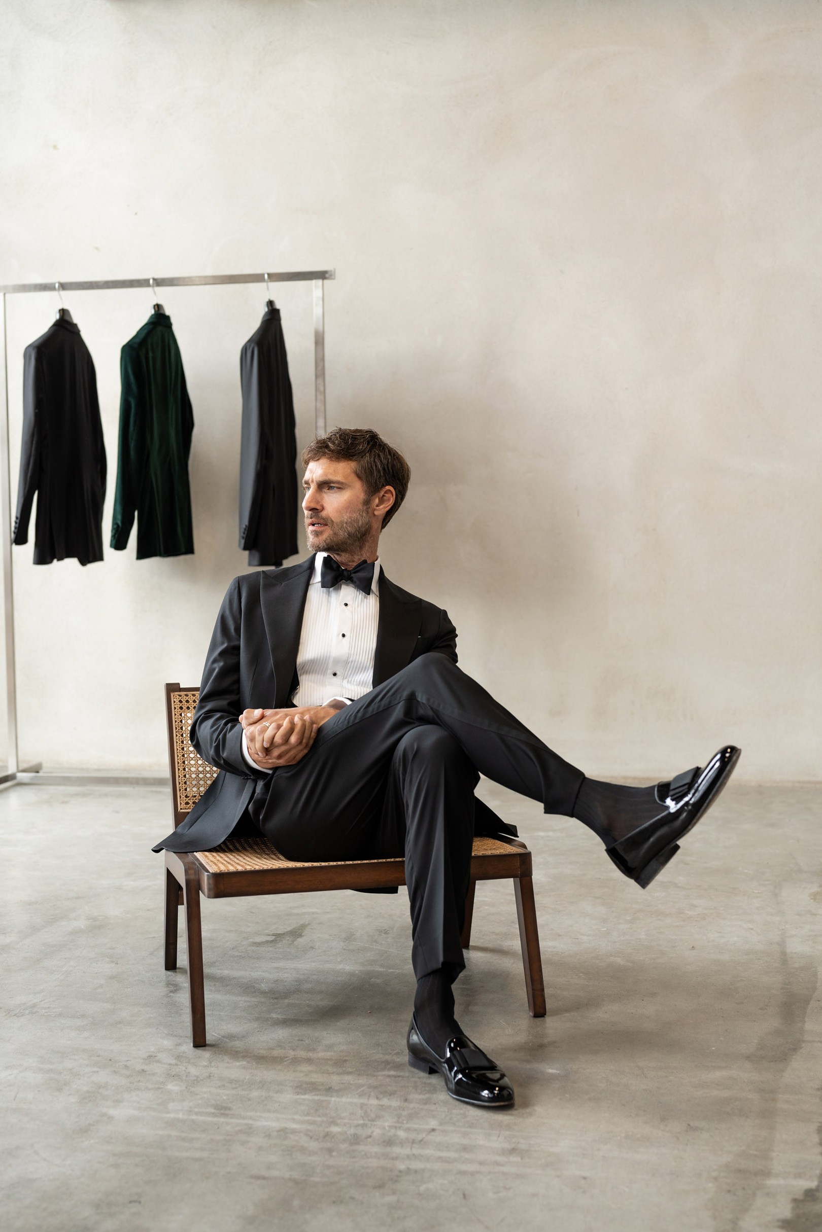 Detalj på smokingbyxa med sidenrevär – exklusivt hantverk.