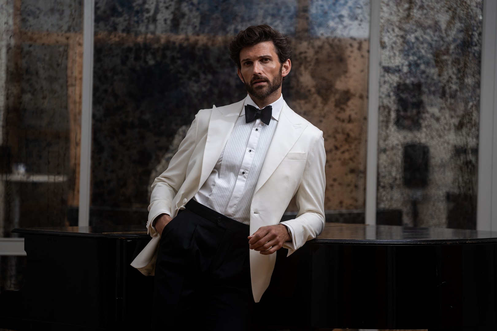 Modern smoking herr i vit – kreativ tolkning av black tie.”Modern smoking herr i mörkgrön sammet – kreativ tolkning av black tie