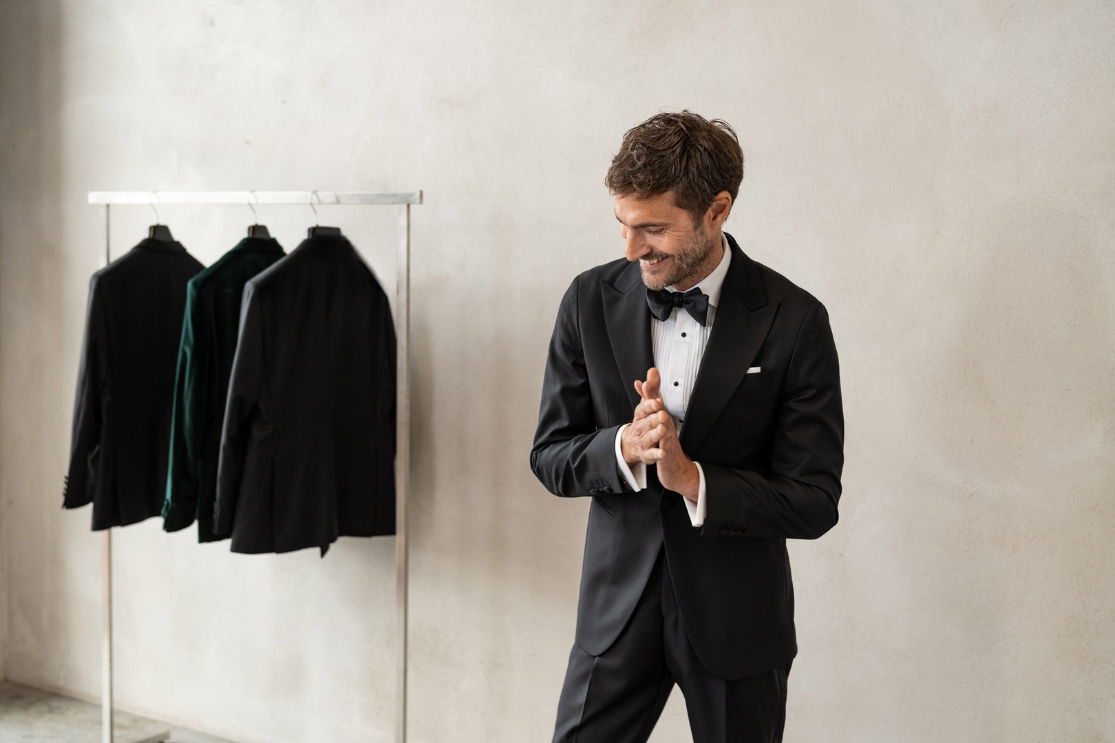 Smokingkavaj herr i svart ull med sjalkrage i siden – klassisk Cavaliere-stil.