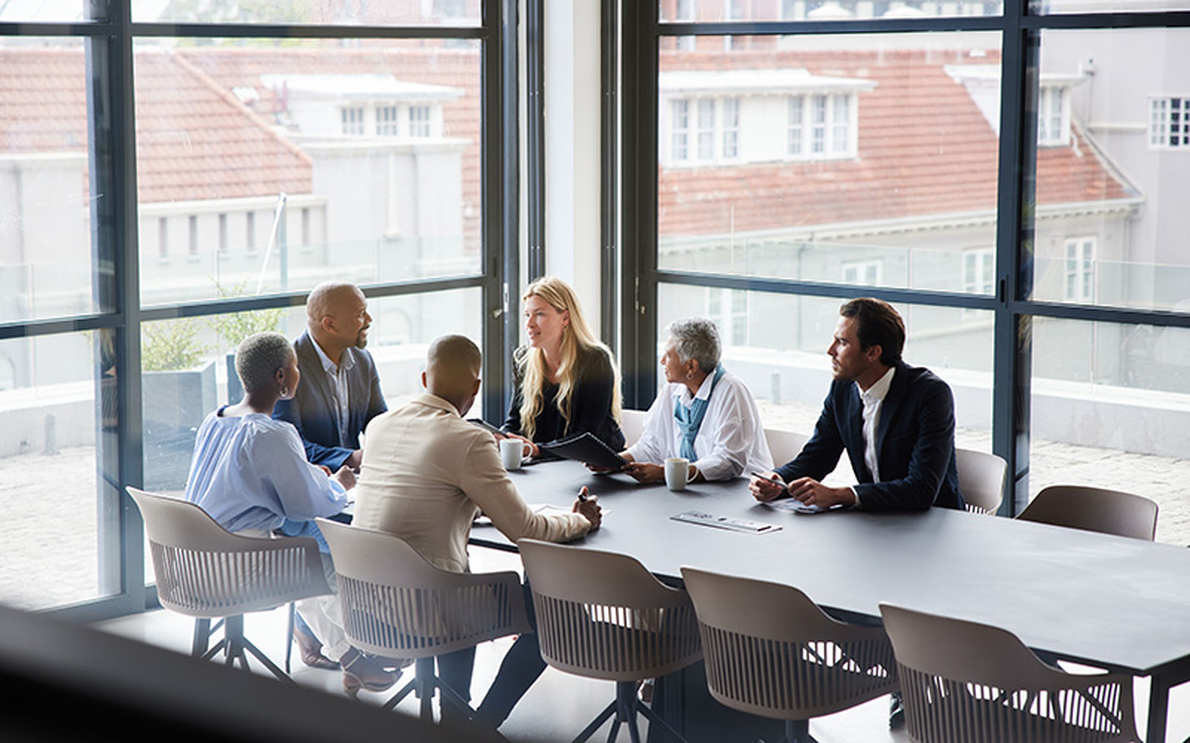 In allowing non-exclusive licensees to sue for infringement with the patentee's knowledge but without their involvement, the UPC promotes greater access to legal remedy while potentially speeding up the process.