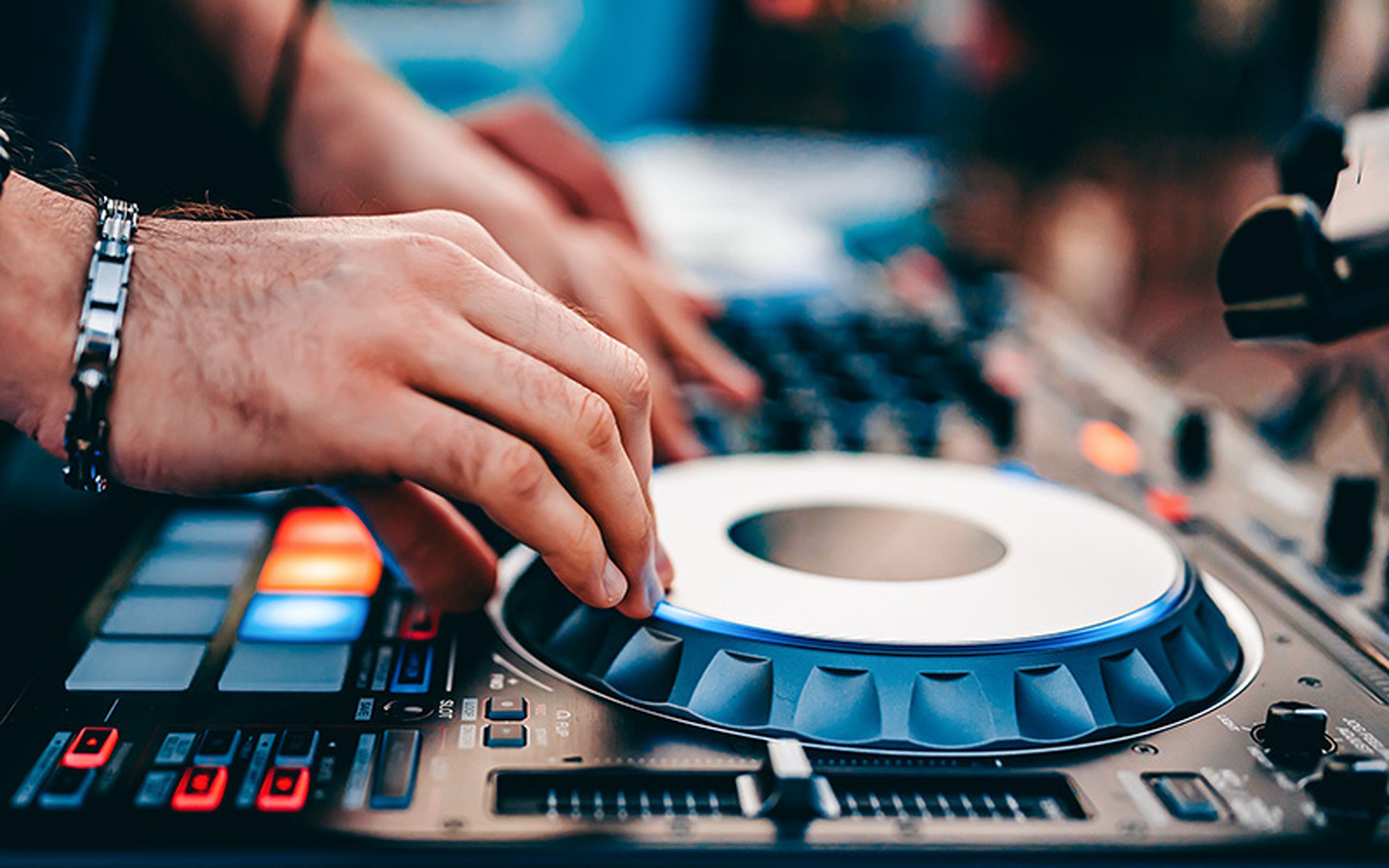 Herbert Grönemeyers Widerstand gegen die Verwendung seiner Musik in politischen Kontexten betont die komplexe Beziehung zwischen der kreativen Autorität eines Künstlers und den umfassenderen gesellschaftlichen Mechanismen des Urheberrechts und des öffentlichen Diskurses.