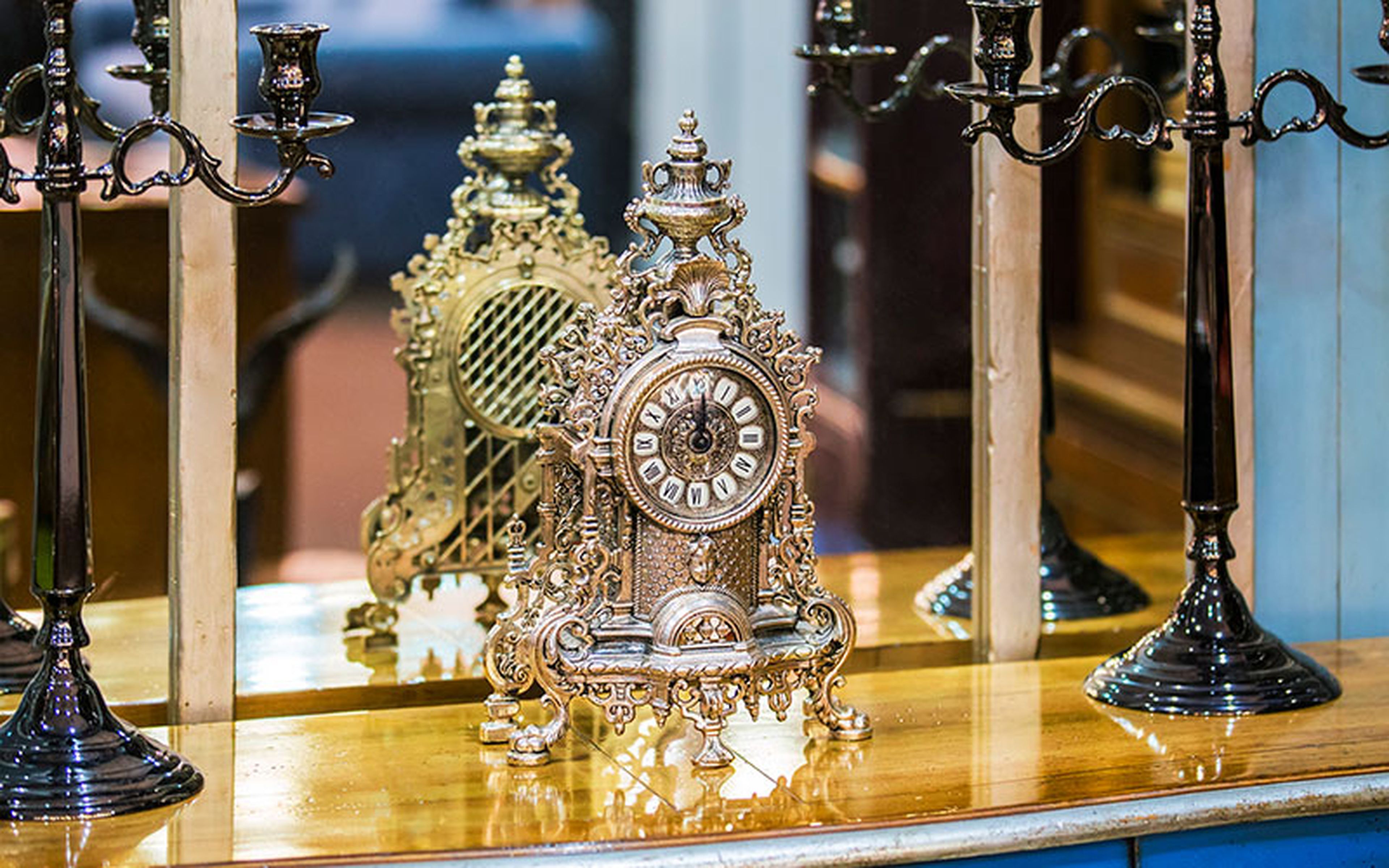 One of the first major developments toward wearable timepieces was miniaturization. While earlier clock designs used large counterweights that descended over time to store and gradually release energy, smaller mechanisms used a mainspring for a much more compact driving force.