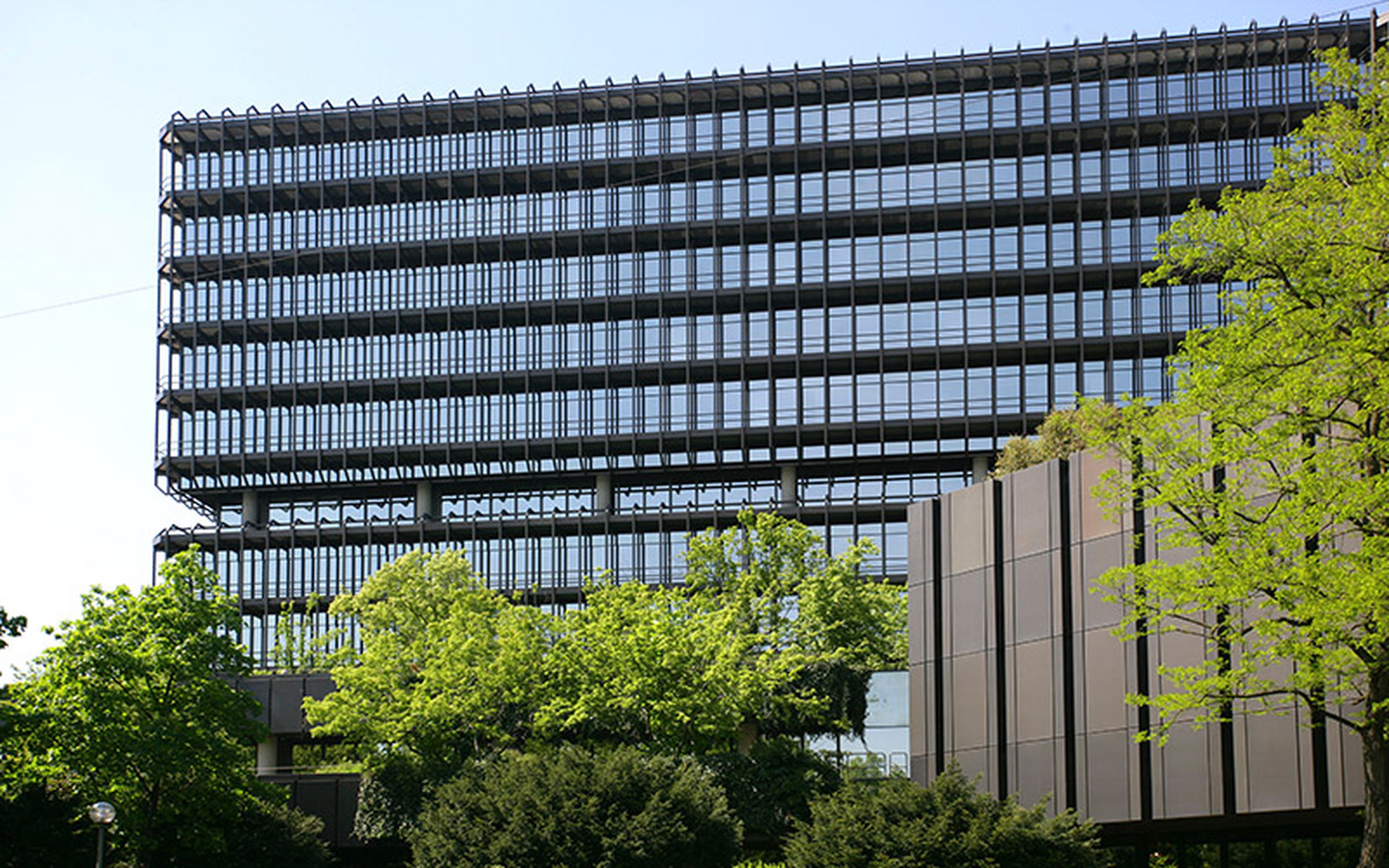 Exterior view of the European Patent Office in Munich, exhibiting glass architecture and landscaped surroundings.