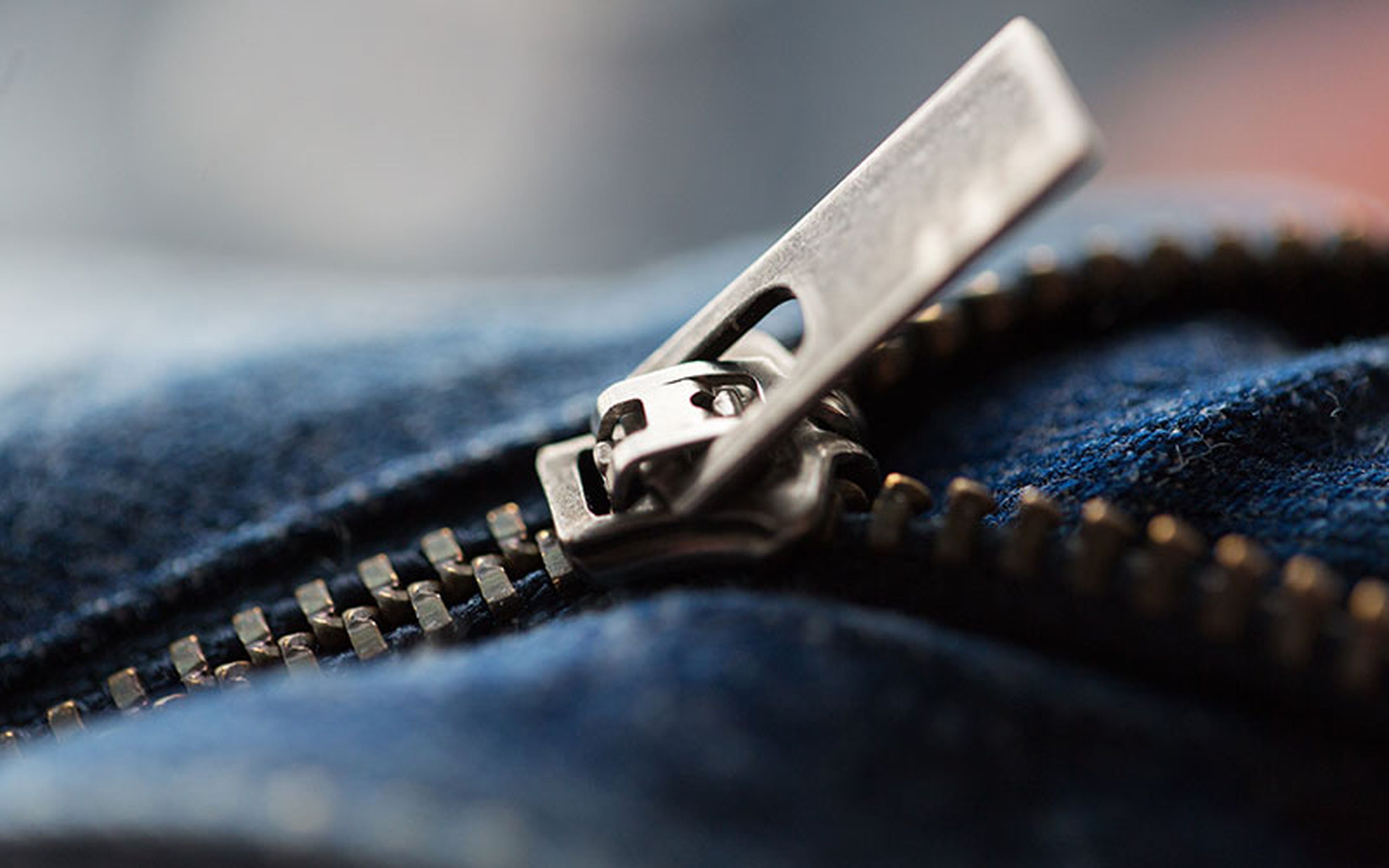 Zippers: the unsung heroes of fashion and convenience! These tiny metal teeth have reshaped the world of denim and beyond. Incredibly resilient, they are able to stand up to daily wear and keep your clothes secured no matter how much you move around.