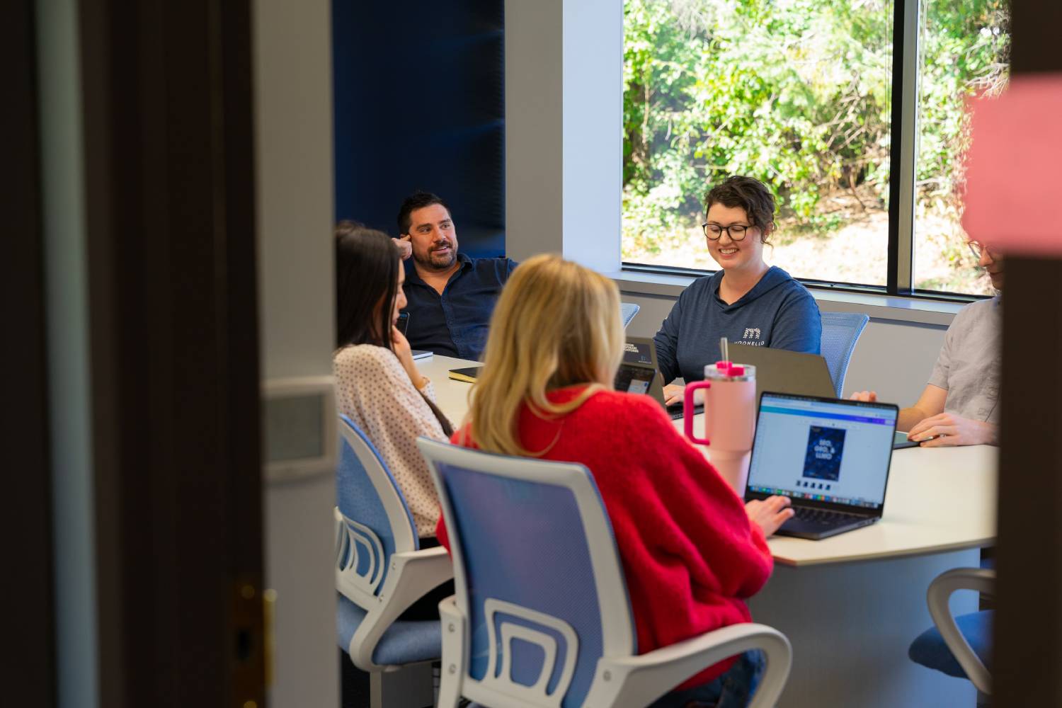 moonello-email-marketing-services-team-meeting-conference-room