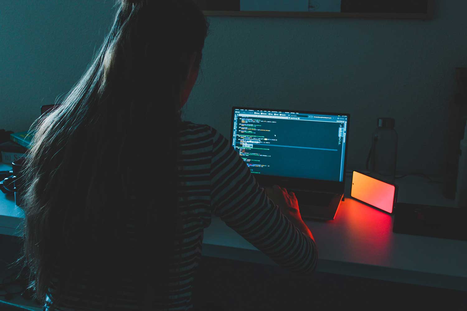 woman-software-developer-at-night-moonello