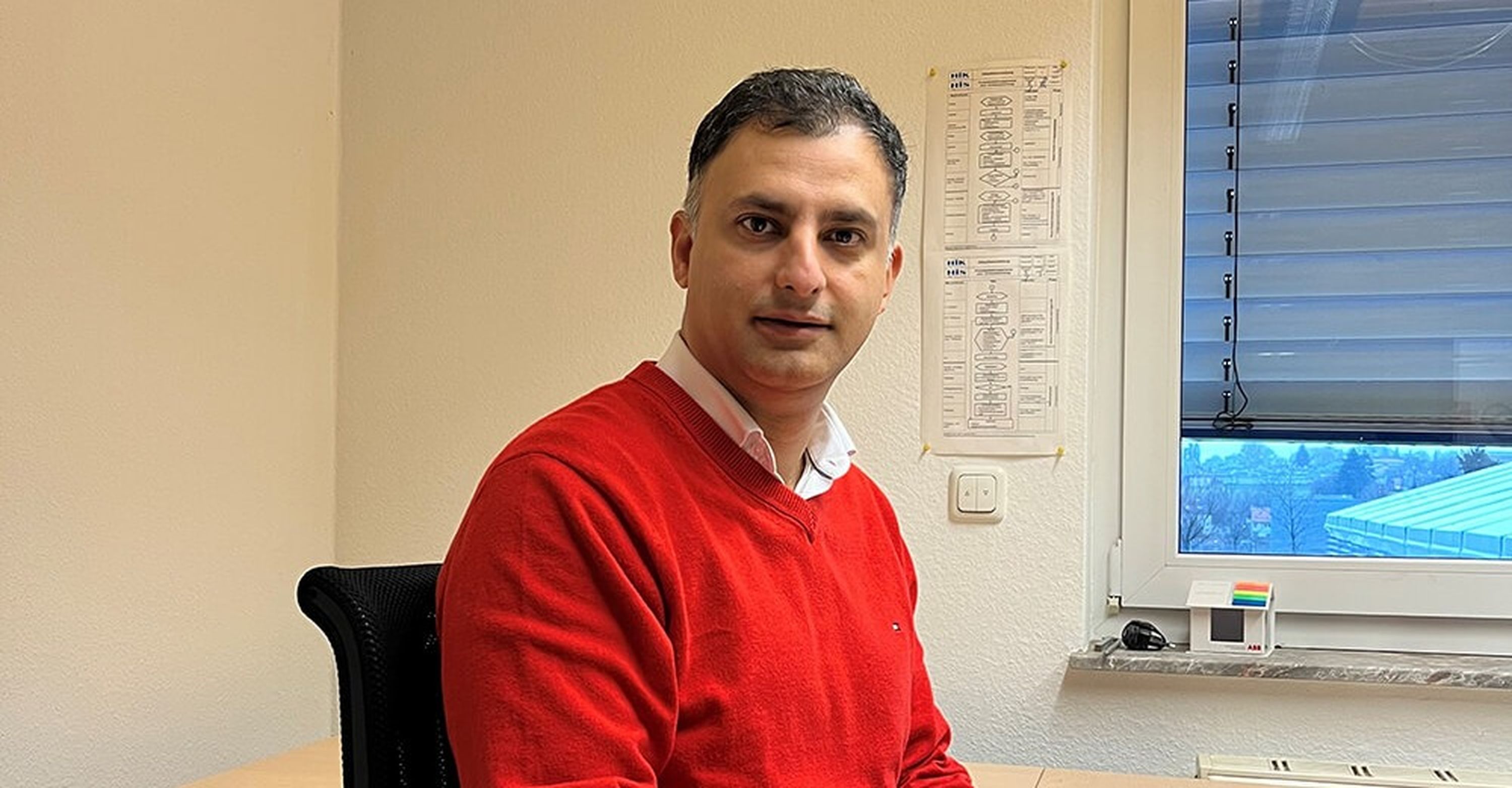 Abouzar am Schreibtisch Abouzar am Schreibtisch