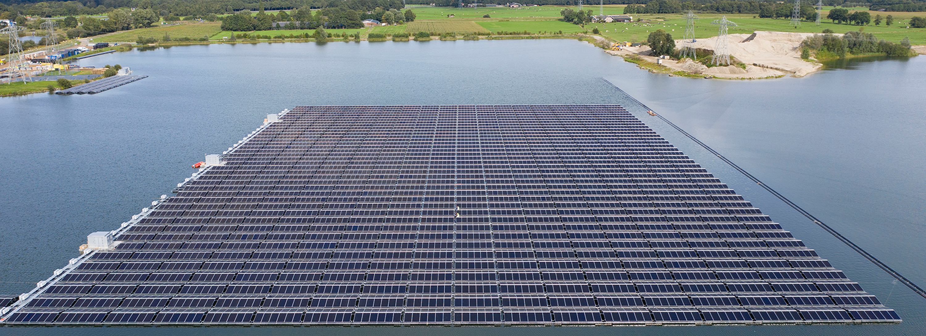 Eine Floating-PV Anlage auf einem See in Holland