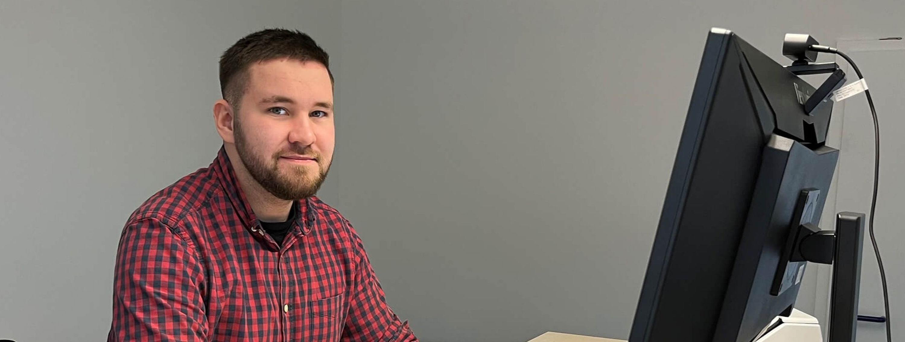 Dennis Schramm bei der Arbeit am Computer