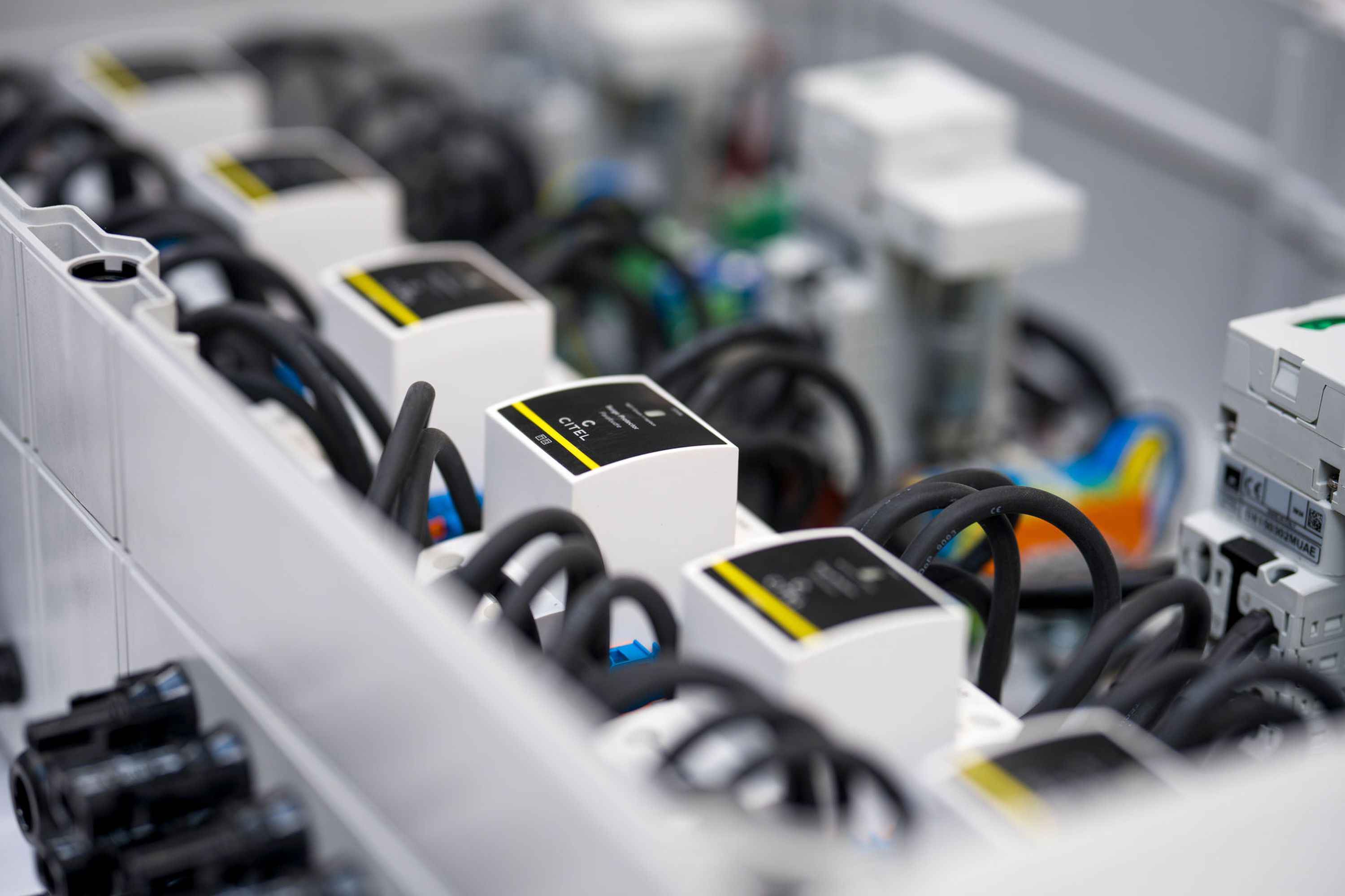 Combiner-Box mit Überspannungsschutz (SPD – Surge Protection Device)