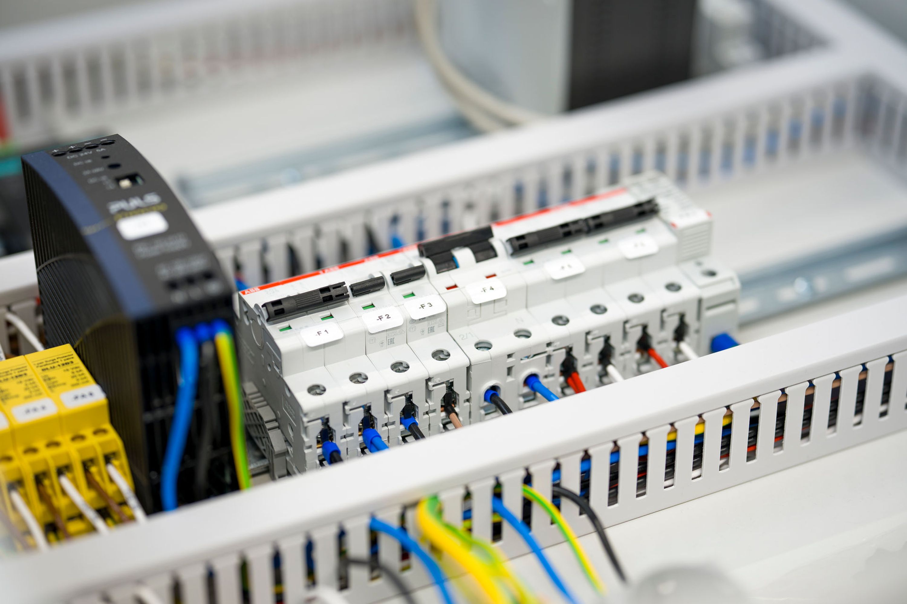 FI-Schutzschalter und Sicherungsautomaten in einer AC-Kommunikationsbox für SCADA und Wetterstationen