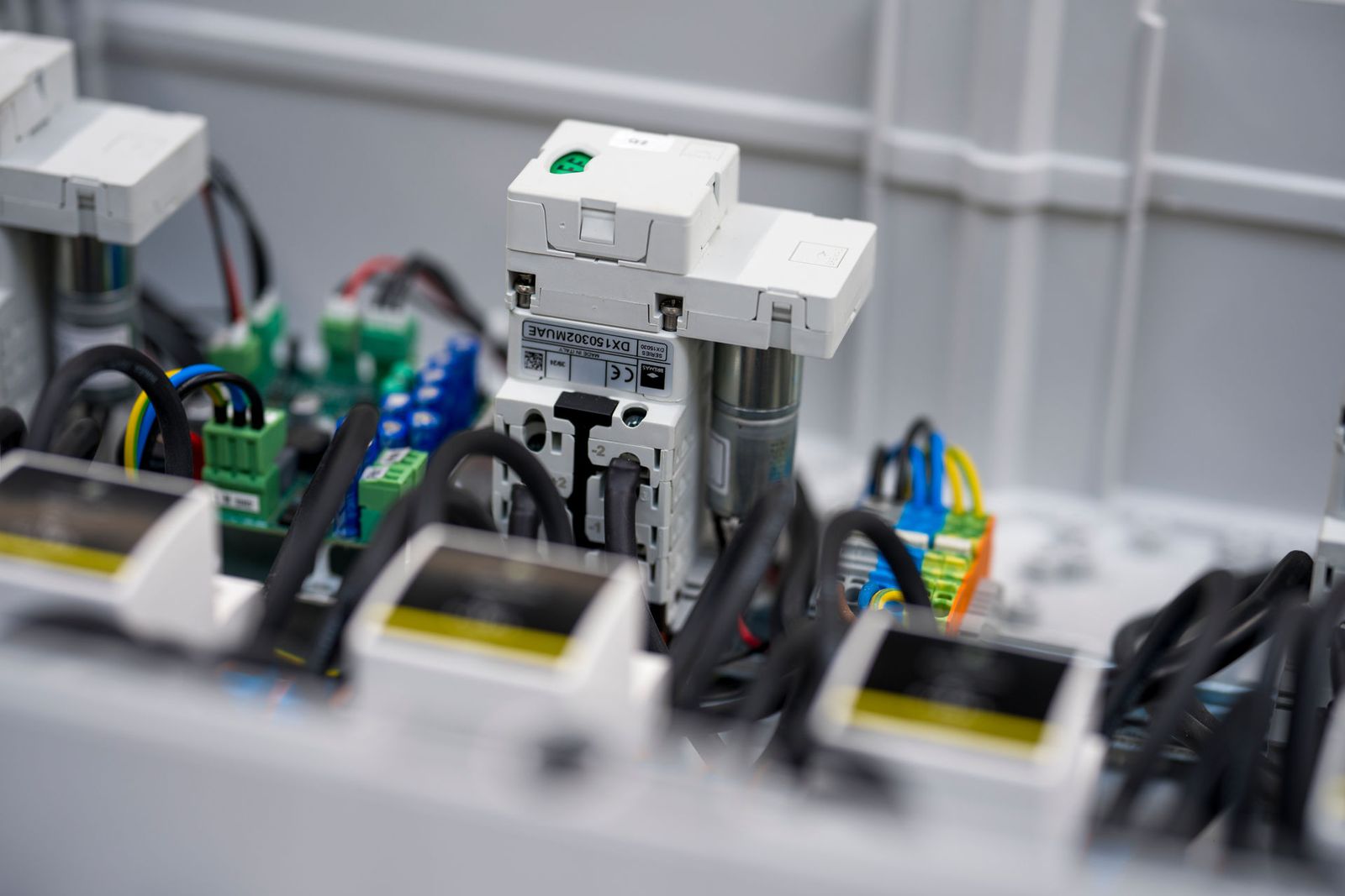 Generatoranschlusskasten mit Lasttrennschalter und Motorantrieb in einer Feuerwehr-Box, mit automatischer Wiedereinschaltfunktion