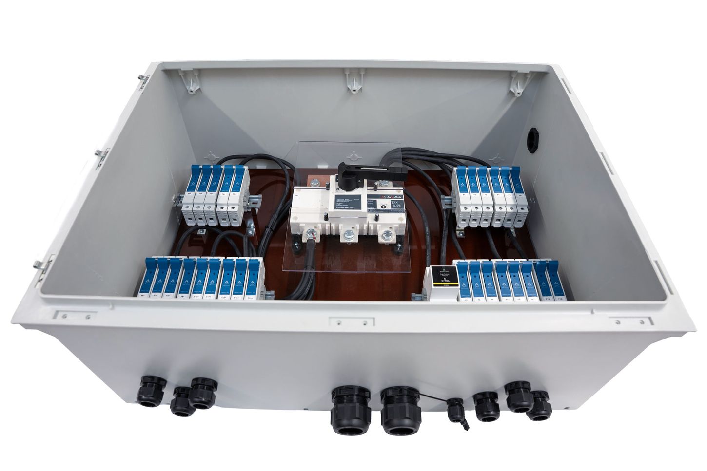 DC-Combiner (1500 V) mit 14 Strings und Kabelverschraubungen im Ein- und Ausgang