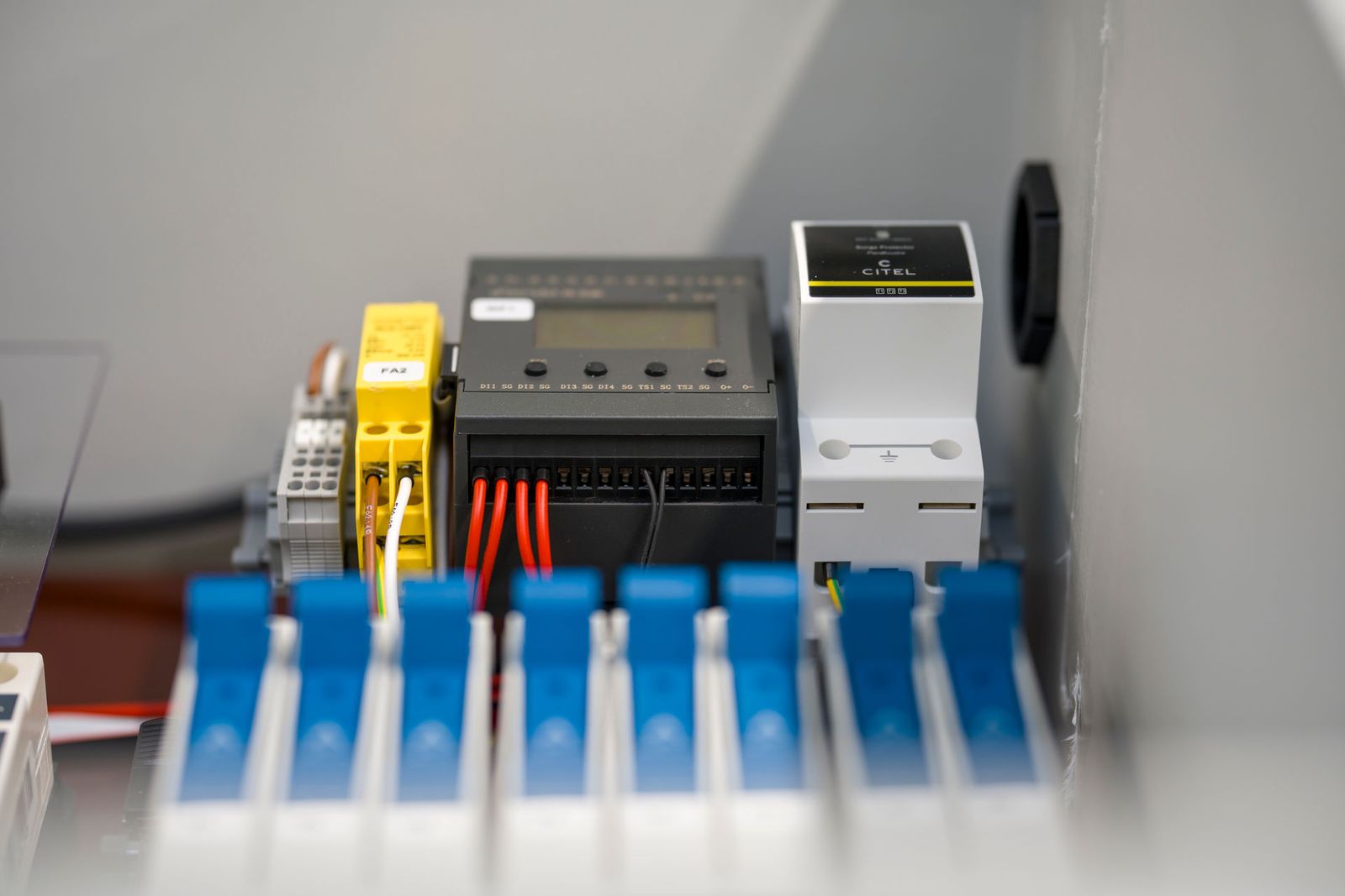 Messplatine von Fonrich für ein Monitoring-System mit gelbem Data-Überspannungsschutz und RS485-Klemmen.