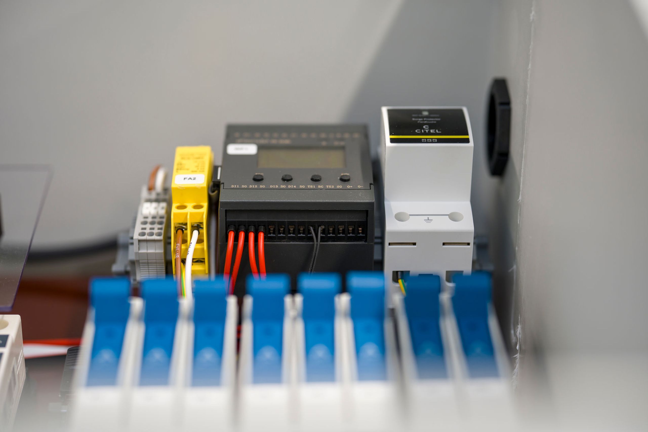 Messplatine von Fonrich für ein Monitoring-System mit gelbem Data-Überspannungsschutz und RS485-Klemmen.