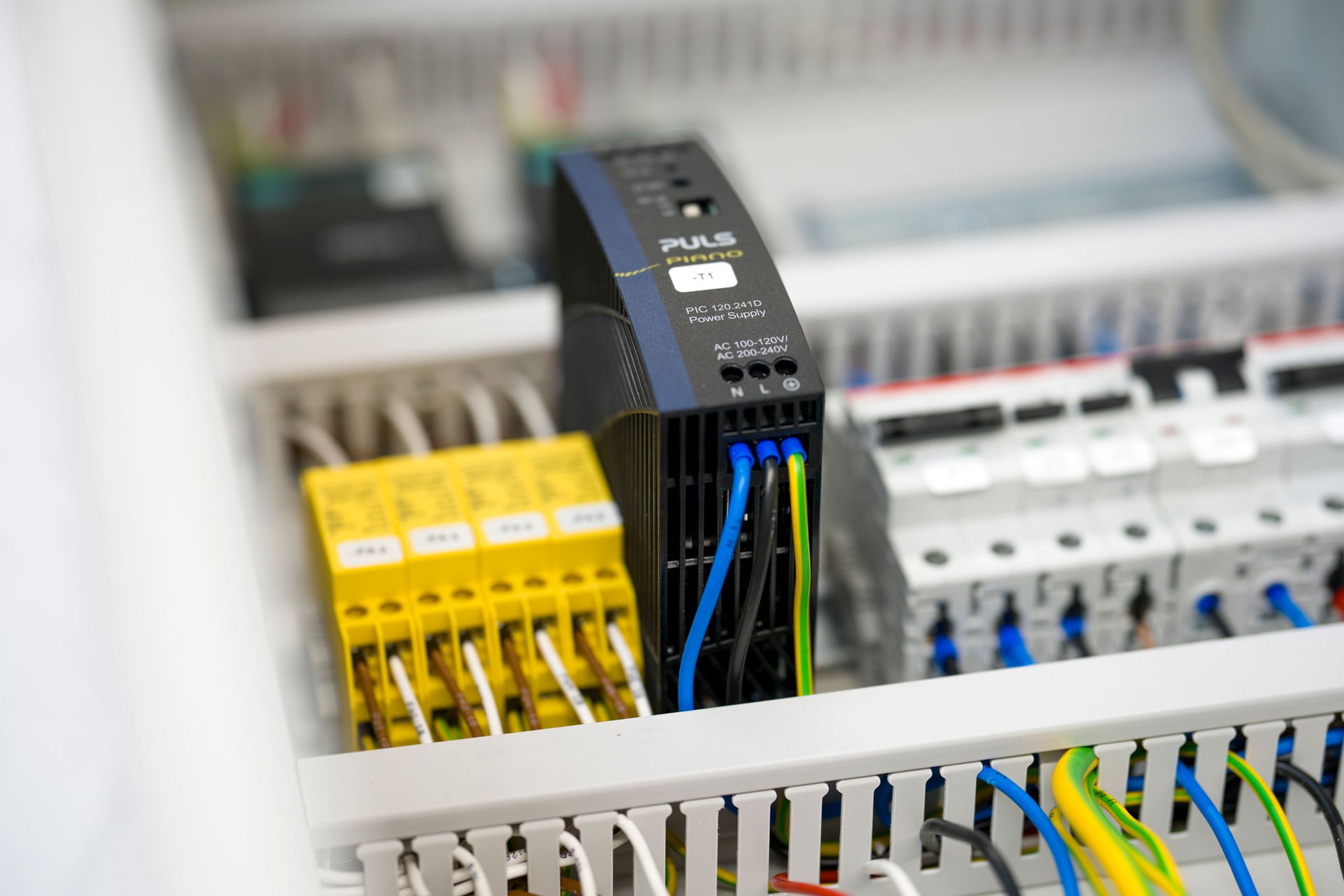230V-auf-24V-Netzteil (10A) in der AC-Kommunikationsbox für SCADA- und Wetterstationen 230V-auf-24V-Netzteil (10A) in der AC-Kommunikationsbox für SCADA- und Wetterstationen