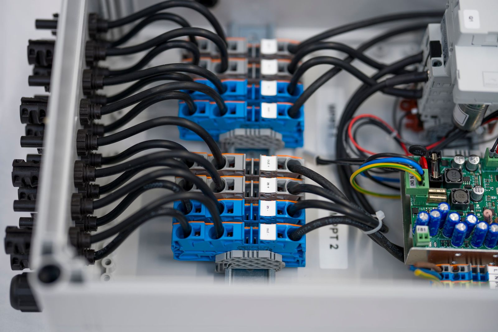 Elektrische Verdrahtung eines DC-Combiners (1000 V) mit Feuerwehrschalter, automatischer Wiedereinschaltfunktion und 2 MPPT