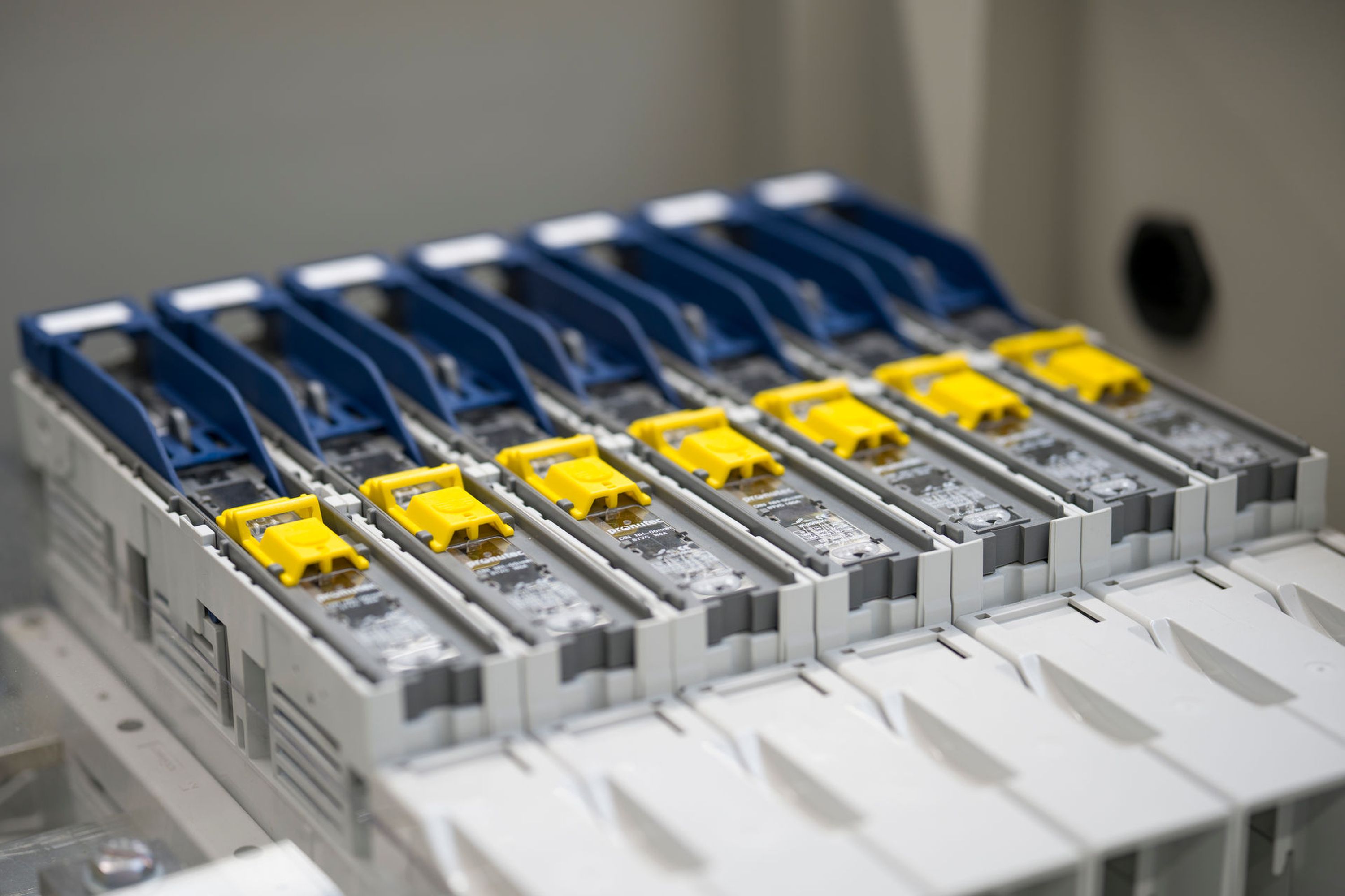 Sicherungs-Lasttrennleiste NH00, 3-polig, 160 A (SS100) in einer AC-Combiner-Box für Inverter mit 7 Anschlüssen