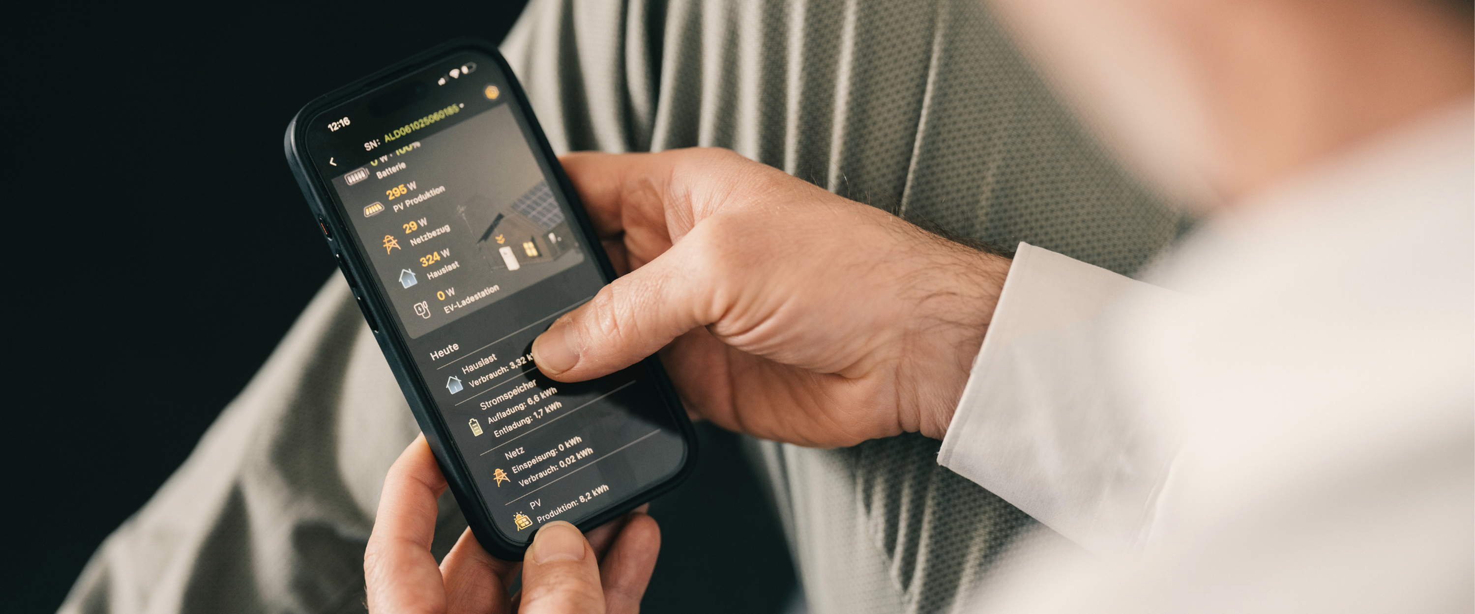 Kunde prüft per Smartphone-App zum Energiemanagement seinen Energiebedarf Kunde prüft per Smartphone-App zum Energiemanagement seinen Energiebedarf