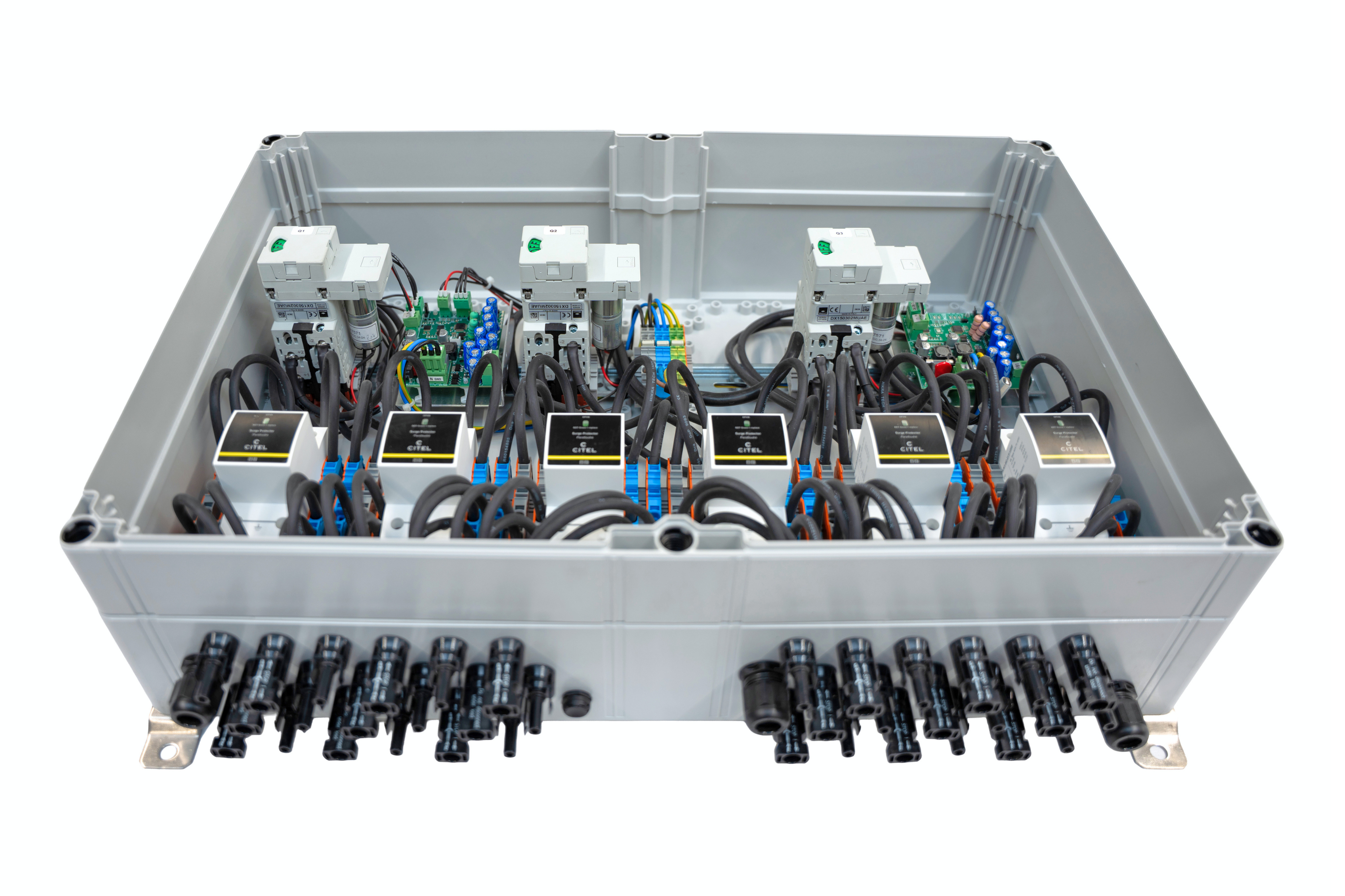 DC Combiner mit Feuerwehrschalter und autom. Wiedereinschaltfunktion für 6 MPPT, 1000V, MC4 Stecker-Buchse im Ein-Ausgang DC Combiner mit Feuerwehrschalter und autom. Wiedereinschaltfunktion für 6 MPPT, 1000V, MC4 Stecker-Buchse im Ein-Ausgang