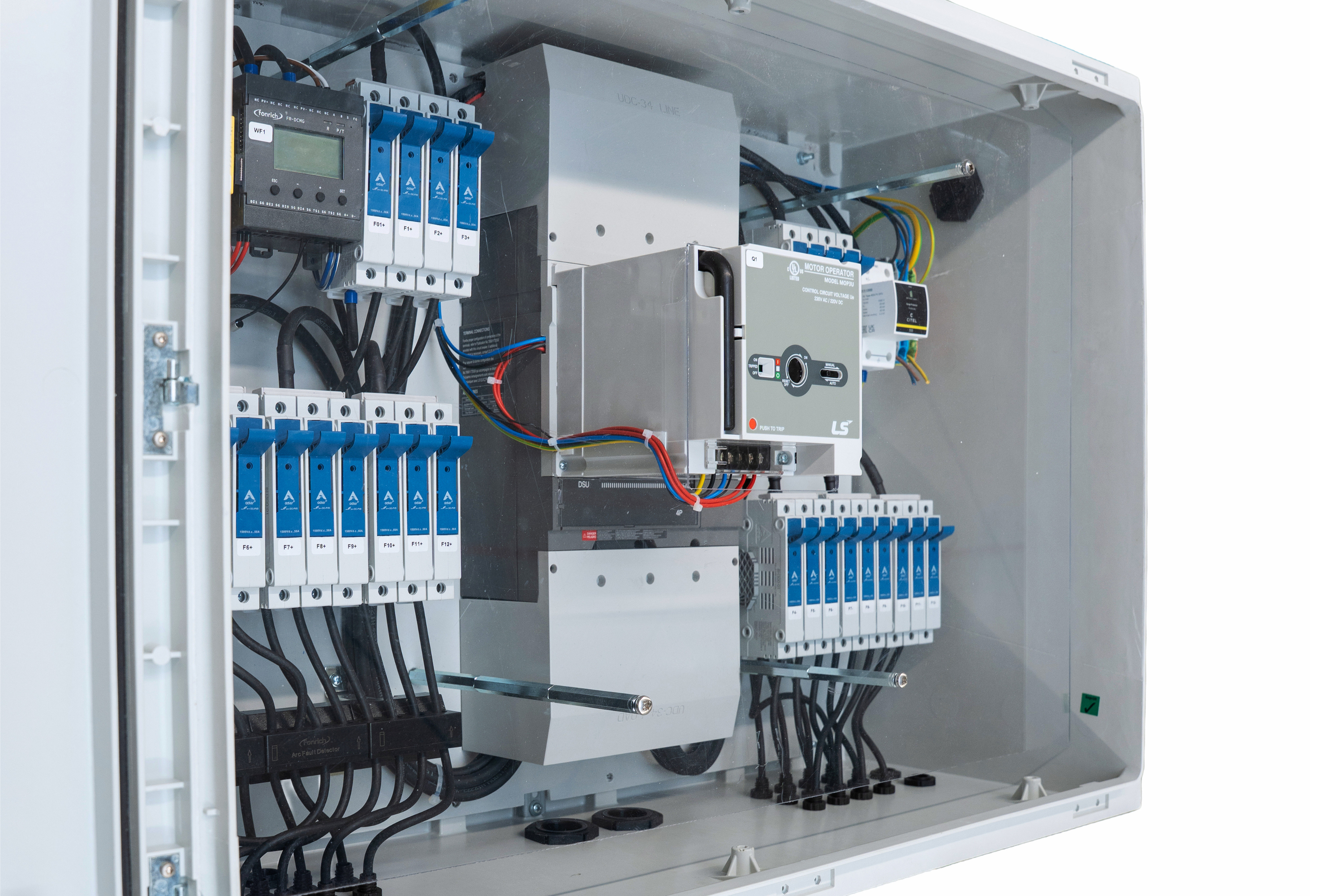 Monitoring DC Combiner mit Unterspannungsauslösung und automatischer Wiedereinschaltfunktion für 1500V, 12 Strings und EVO2 Stecker-Buchsen am Gehäuse montiert. Monitoring DC Combiner mit Unterspannungsauslösung und automatischer Wiedereinschaltfunktion für 1500V, 12 Strings und EVO2 Stecker-Buchsen am Gehäuse montiert.