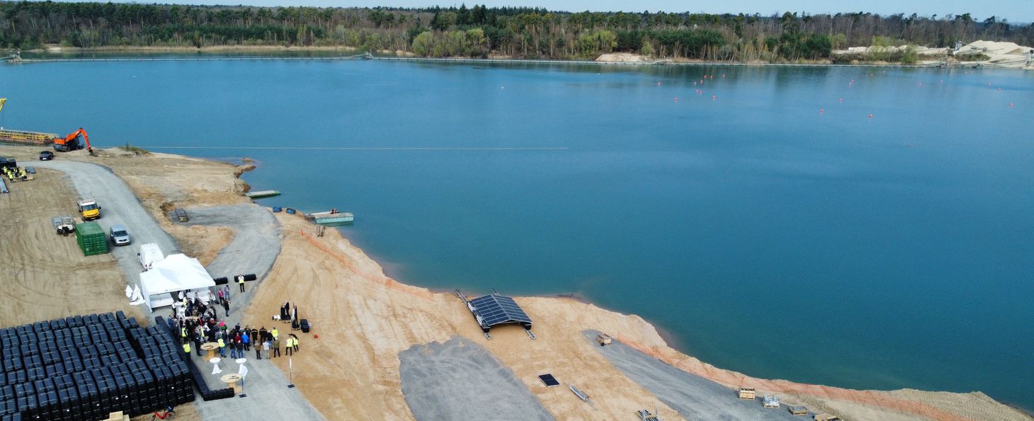 Bild vom Philippsee mit Floating PV-Anlagen kurz vor der Installation im Wasser