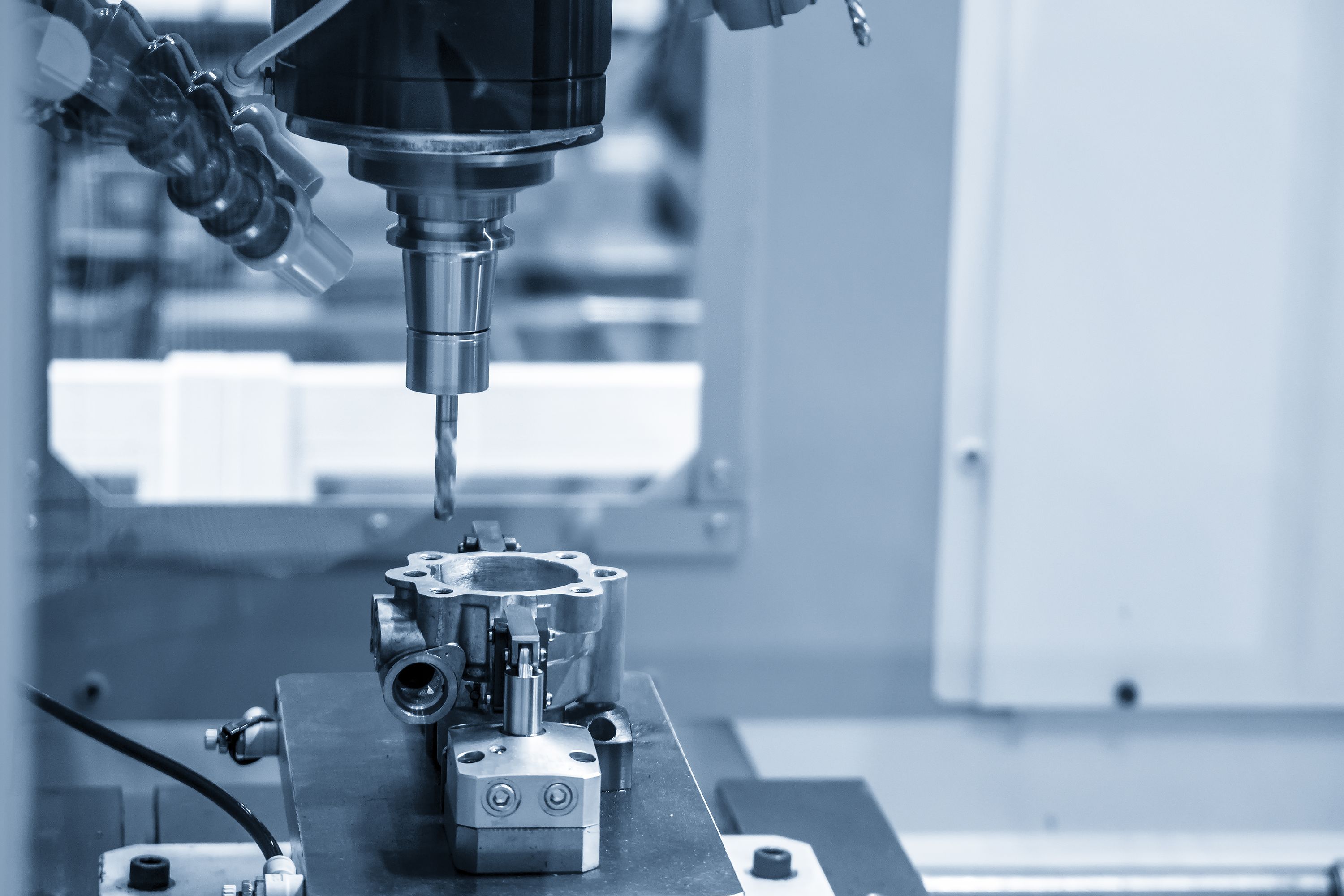 Maschine fräst ein Metallteil