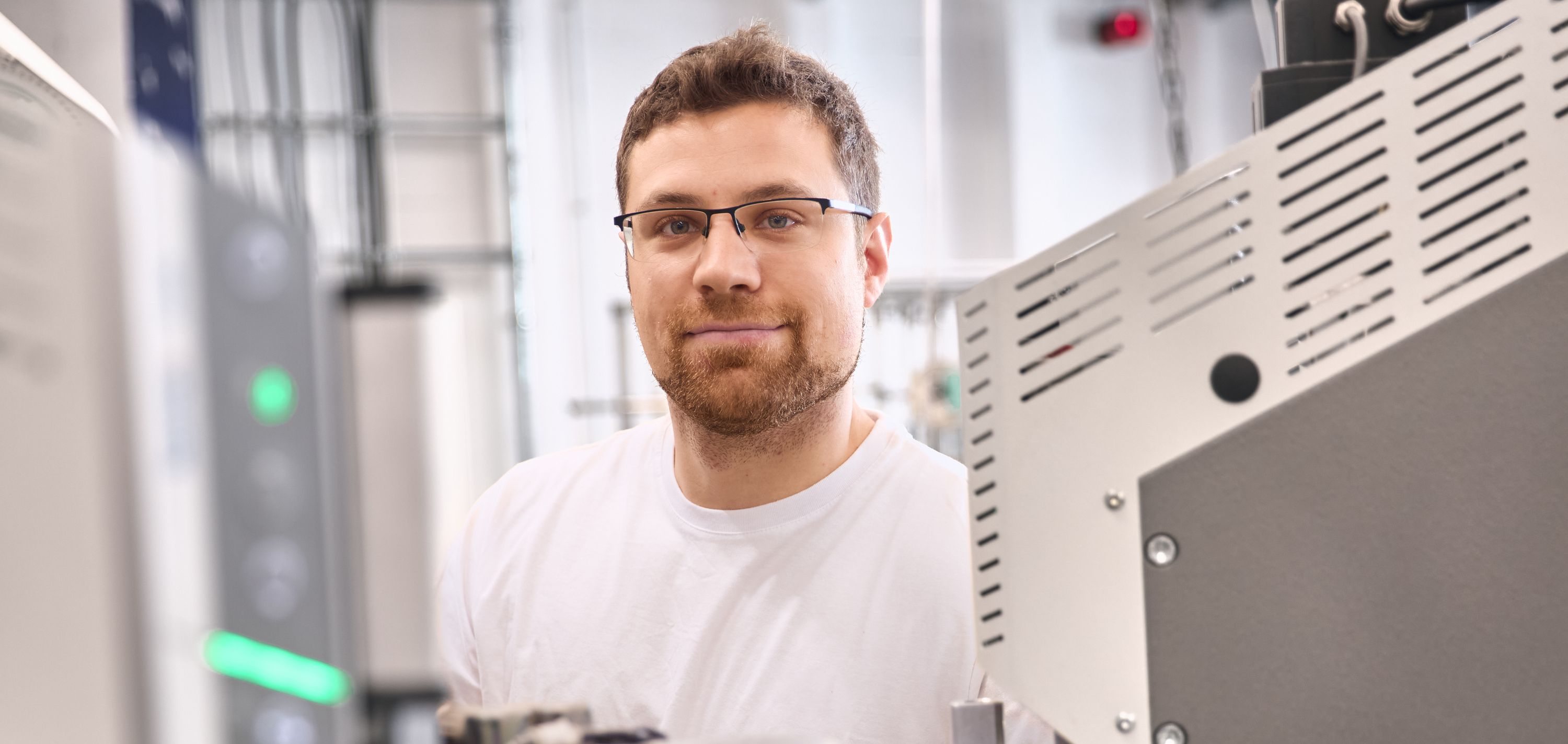 Mitarbeiter aus der Entwicklung schaut in die Kamera