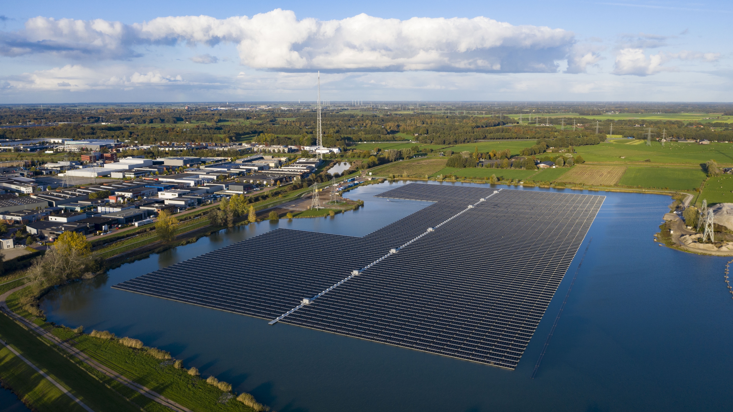 Schwimmende Solaranlagen auf einem See