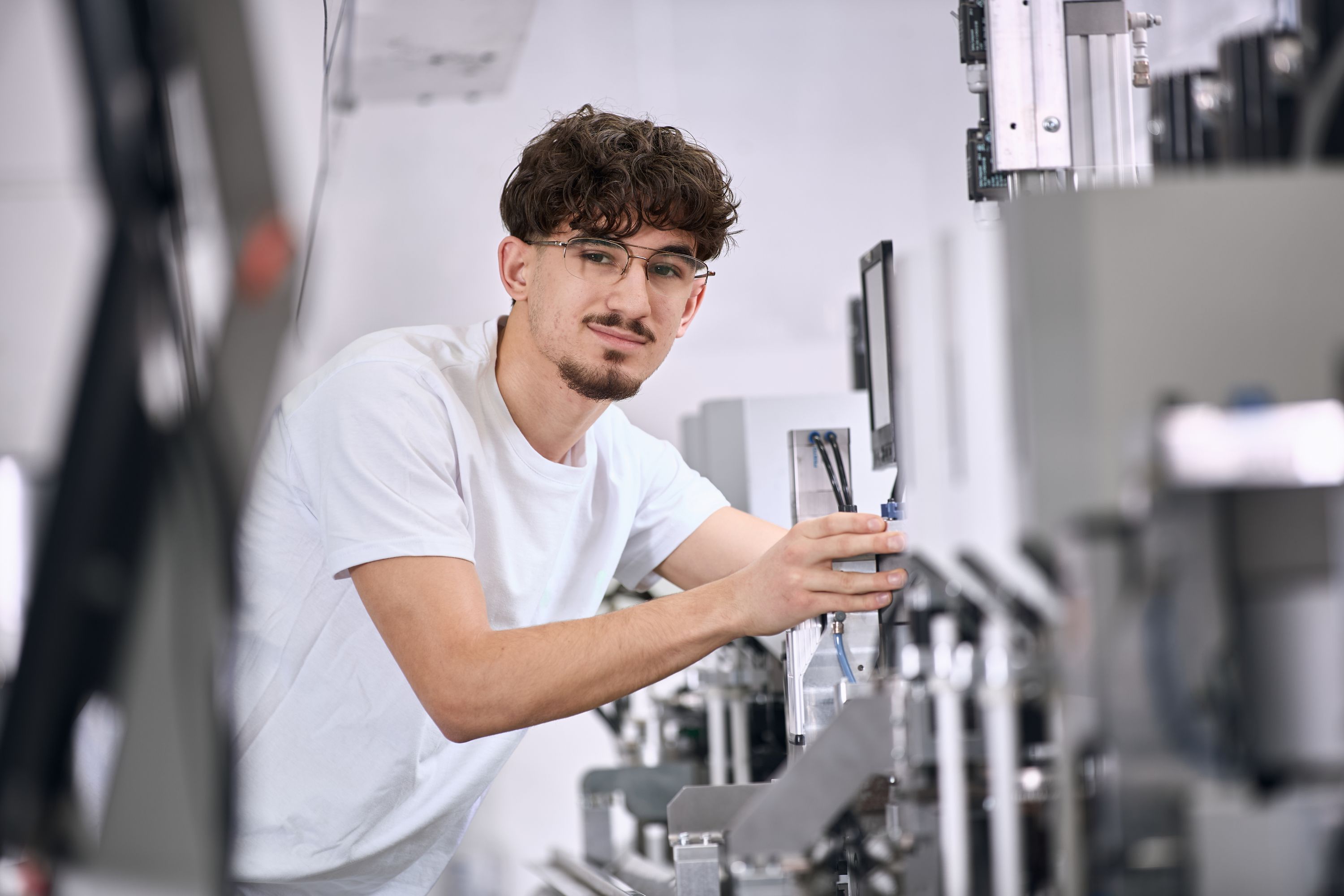 Closeup Mitarbeiter an Maschine