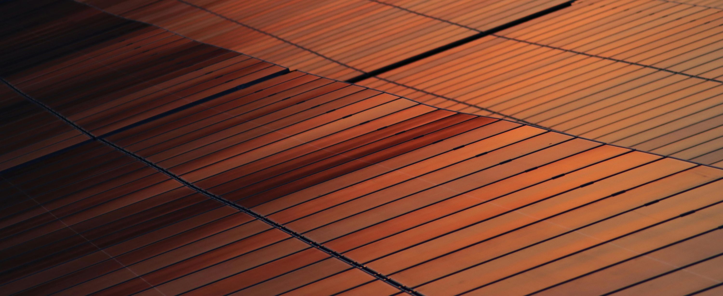 Solarpanele reflektieren den Sonnenuntergang