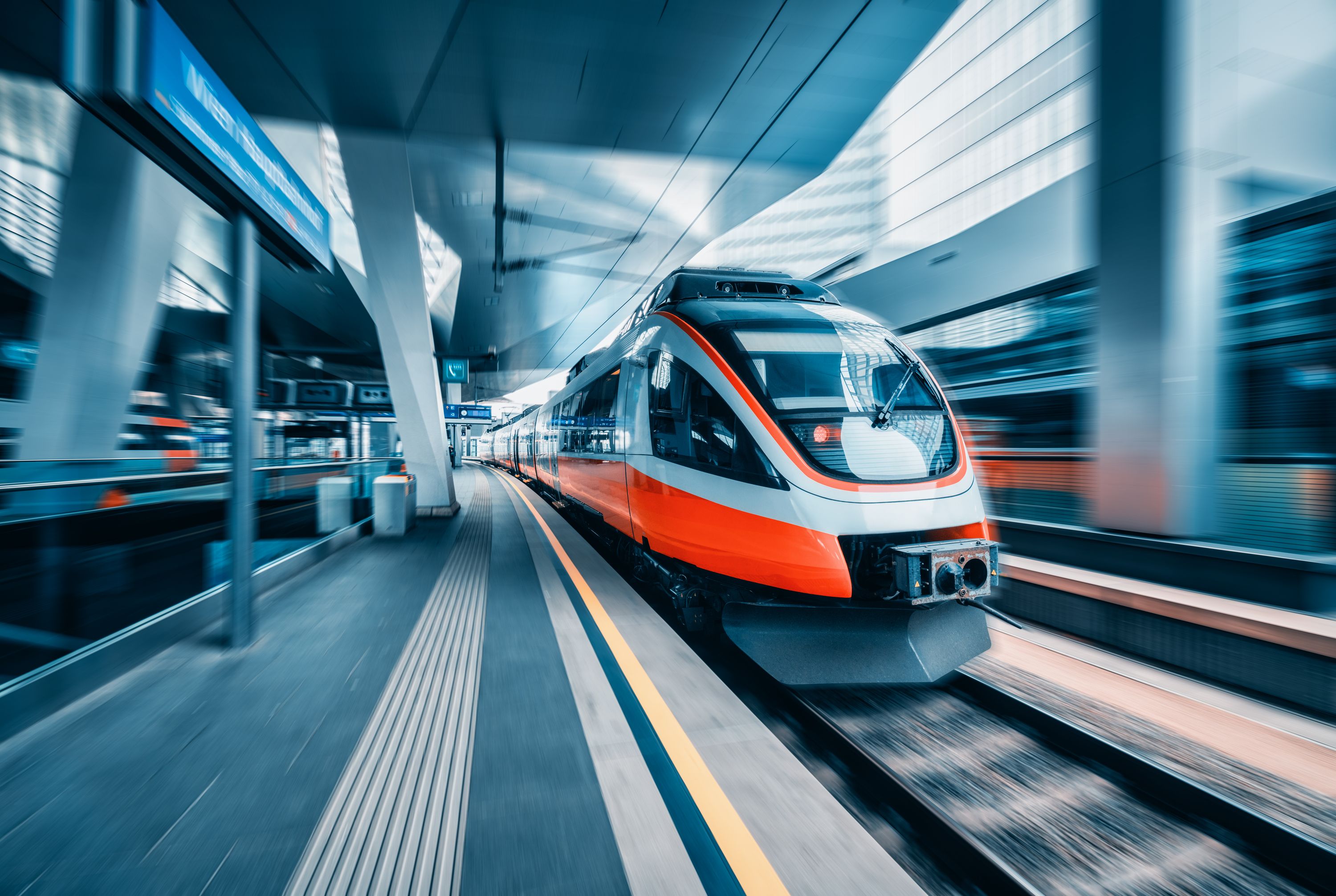 Ein Zug fährt am Bahnhof ein