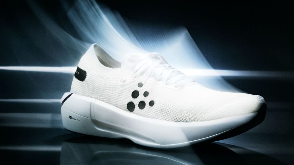En elegant, hvit joggesko med futuristisk design og svarte detaljer, avbildet mot en dynamisk, lysende bakgrunn.