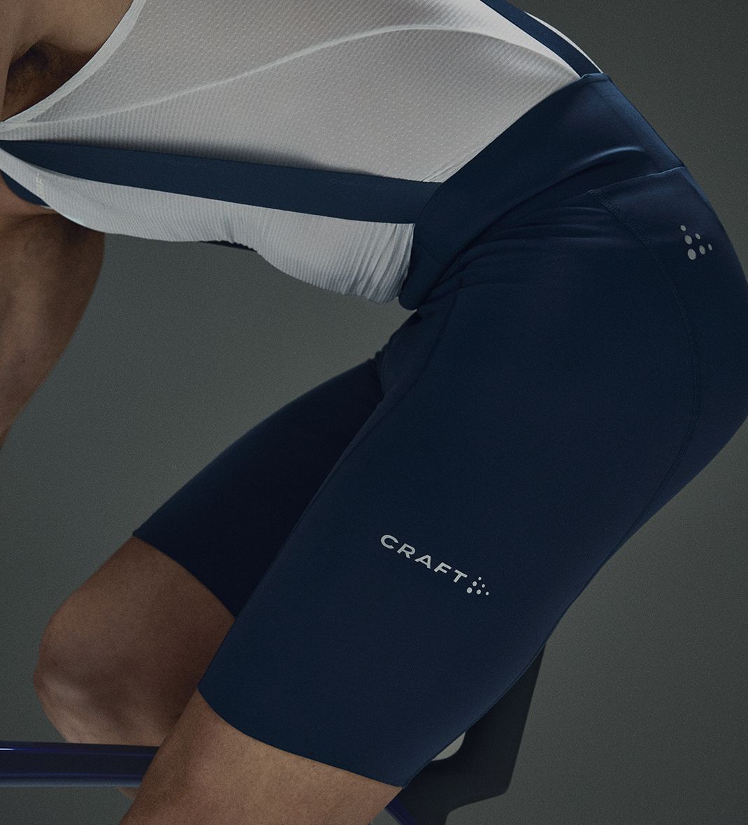 Person sitter på en sykkel