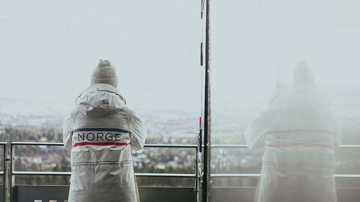 Ingrid i den hvite parkas som hun skal bruke i OL