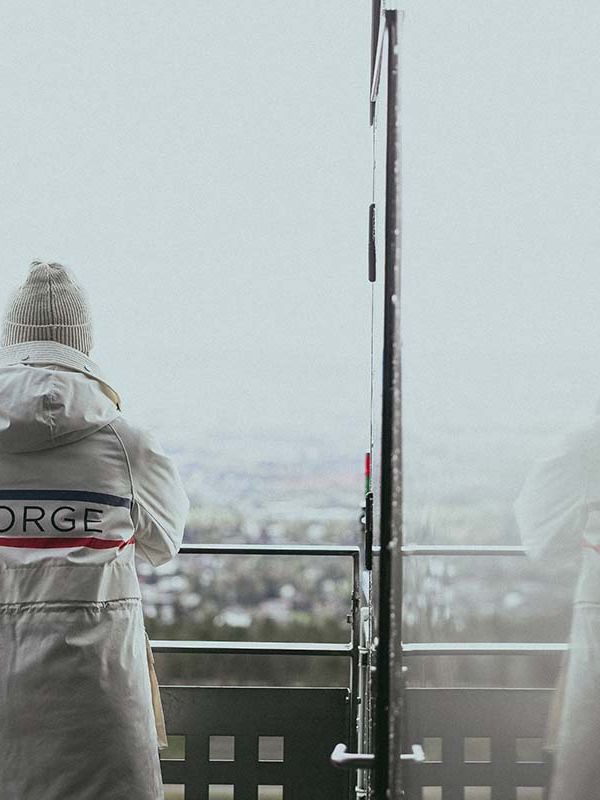 Ingrid i den hvite parkas som hun skal bruke i OL