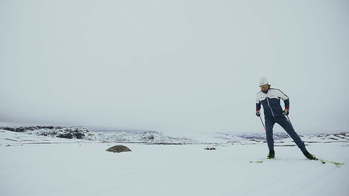 Johannes Høsflot Klæbo på ski i blå jakke