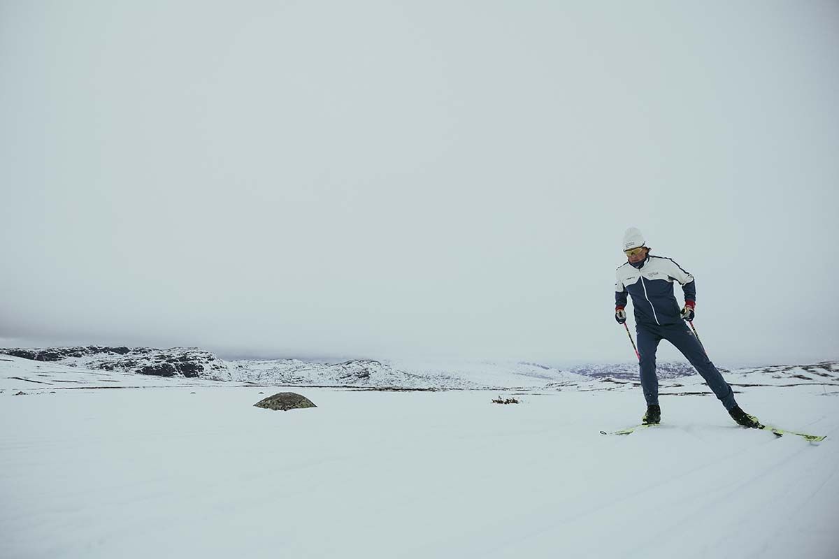 Johannes Høsflot Klæbo på ski i blå jakke