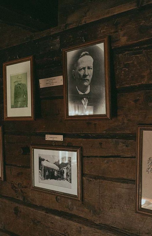 Gamle fotografier inne i hytta til sondre Nordheim