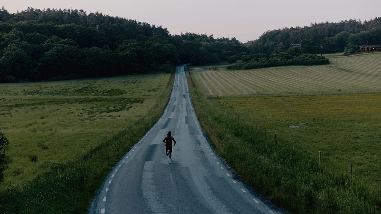 Person som løper på en vei