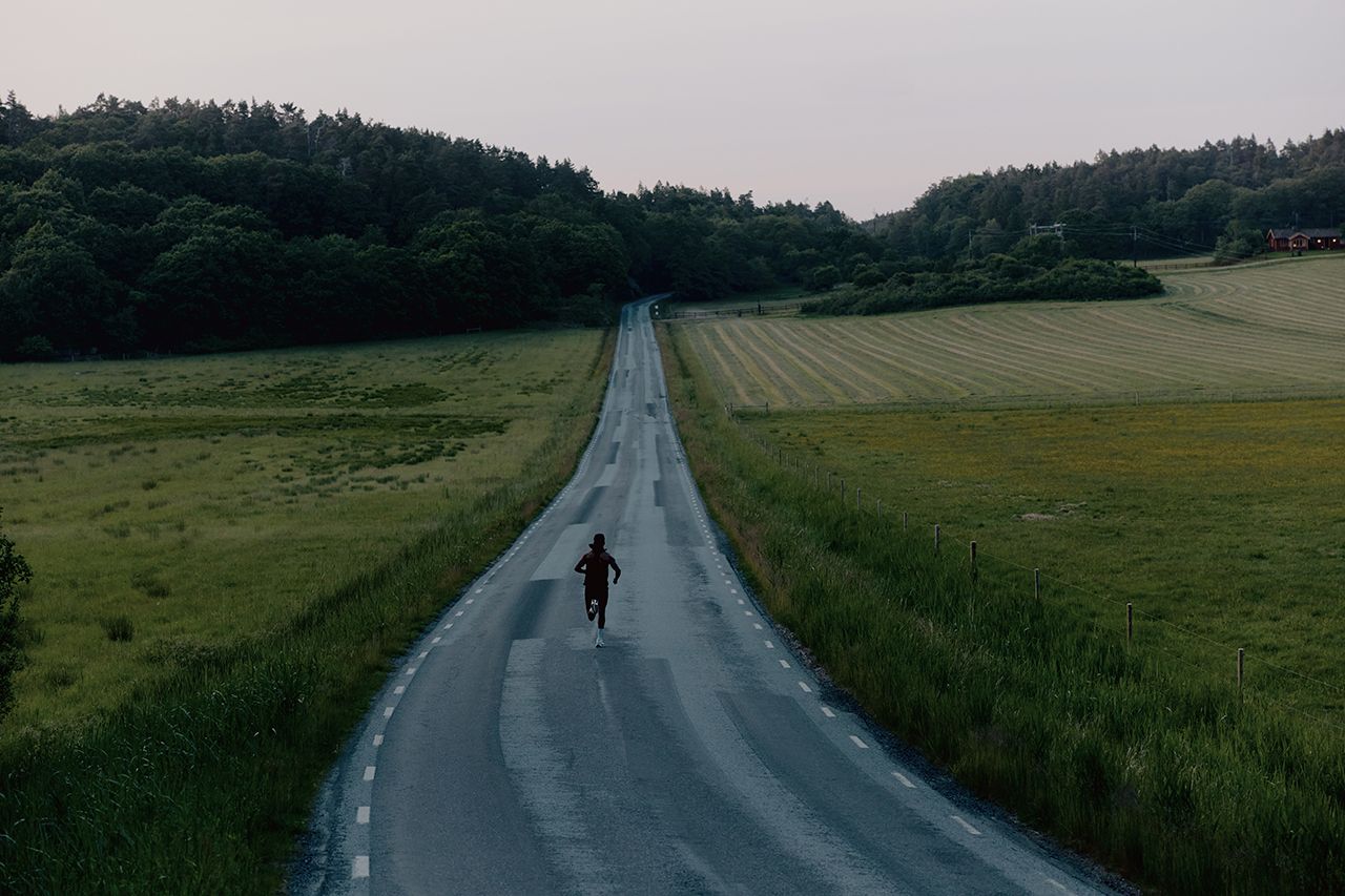 Person som løper på en vei
