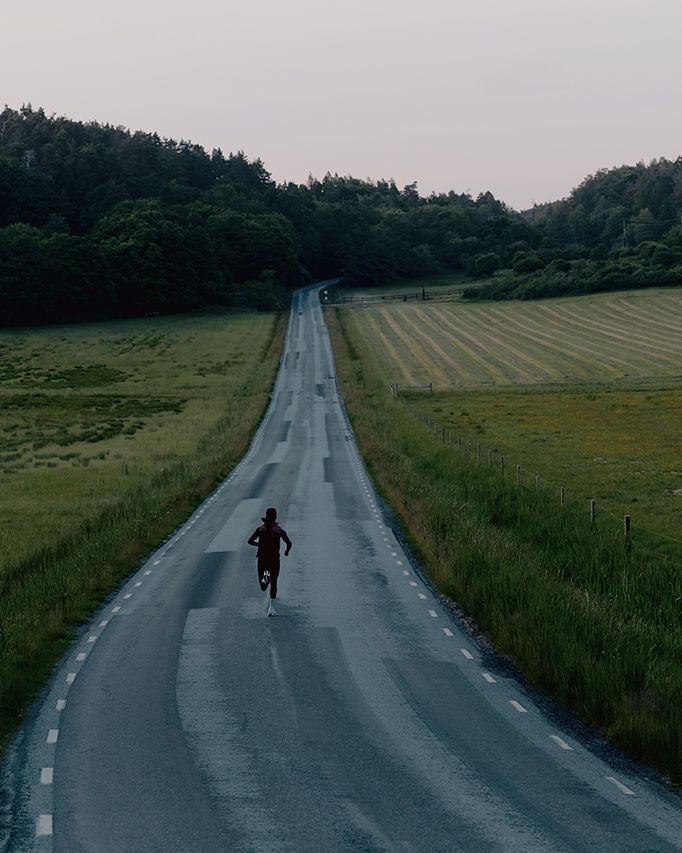 Person som løper på en vei