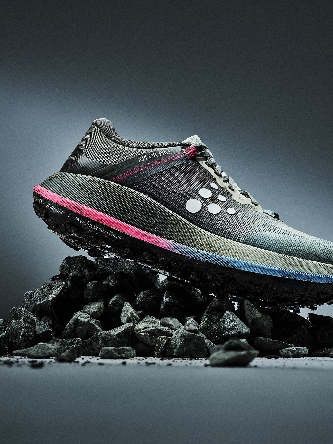 Sko på toppen av en haug med grus