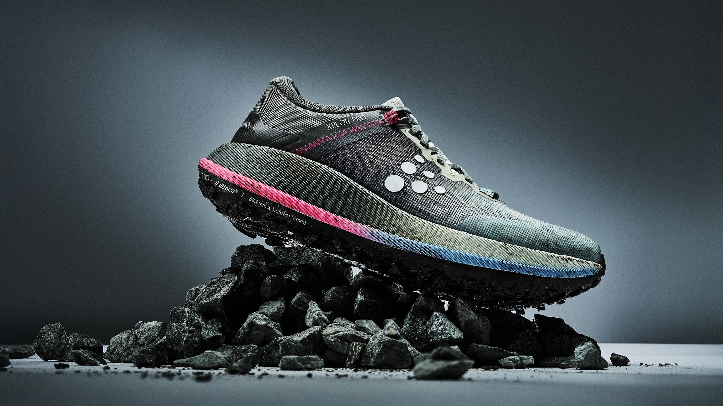 Sko på toppen av en haug med grus