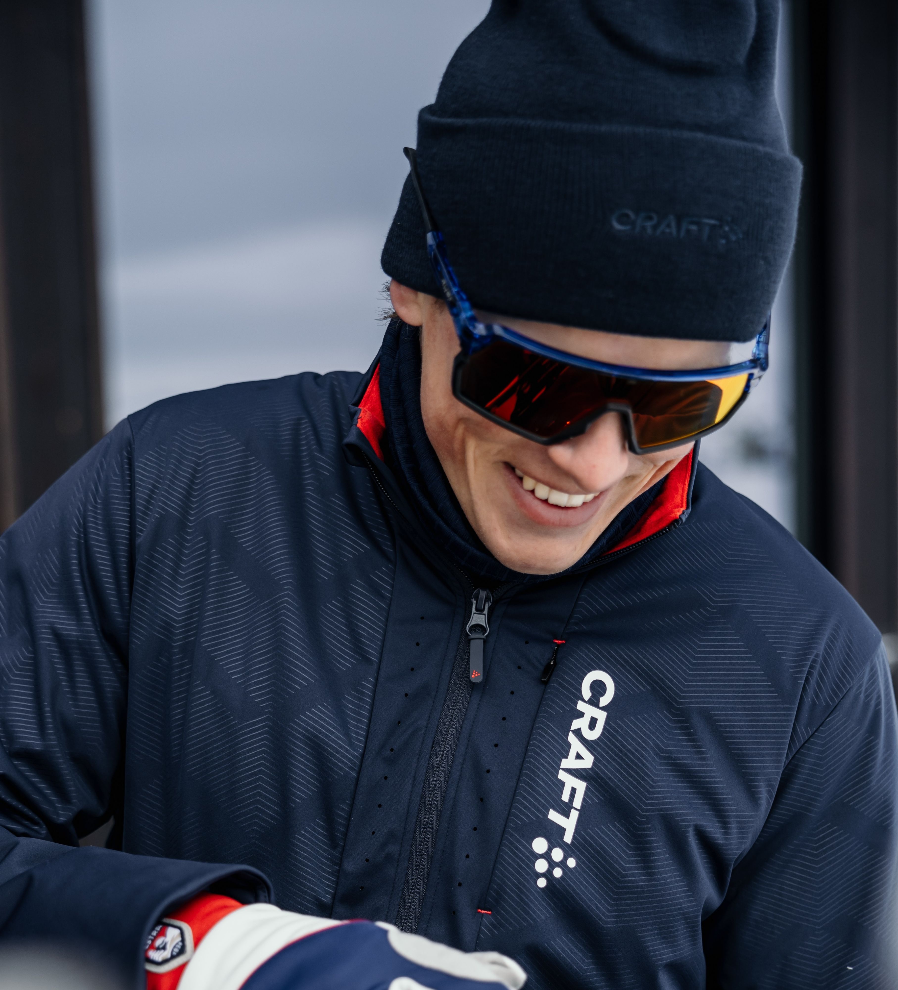 Johannes holder et par ski